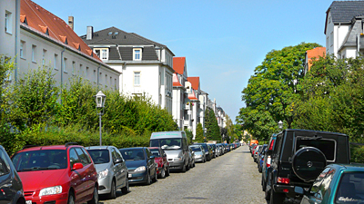 WG_DD_06 Unsere Straße (unsere Wohnblock zur linken)
